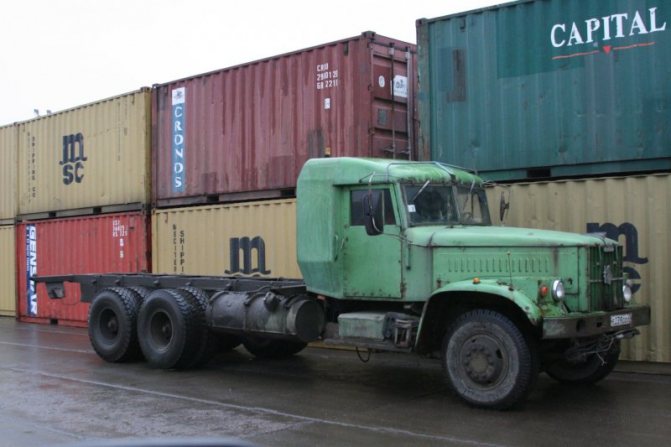 А этот КрАЗ-257Б, переделанный под перевозку 20-футовых контейнеров, дожил до конца нулевых: фотка сделана в питерском порту Максом Чернявским в 2007 году. авто, автотюнинг, грузовик, краз, самосвал, советская техника, тюнинг, тягач