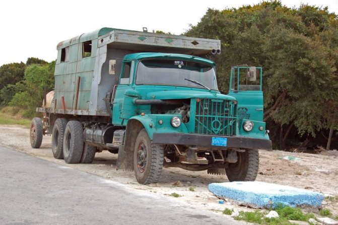А этот КрАЗ «прокачали» на Кубе: вместо родной деревянной кабины, съеденной термитами, приделали металлическую кабинку от какого-то «американца» авто, автотюнинг, грузовик, краз, самосвал, советская техника, тюнинг, тягач