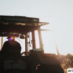 фермер сидящий в кабине трактора