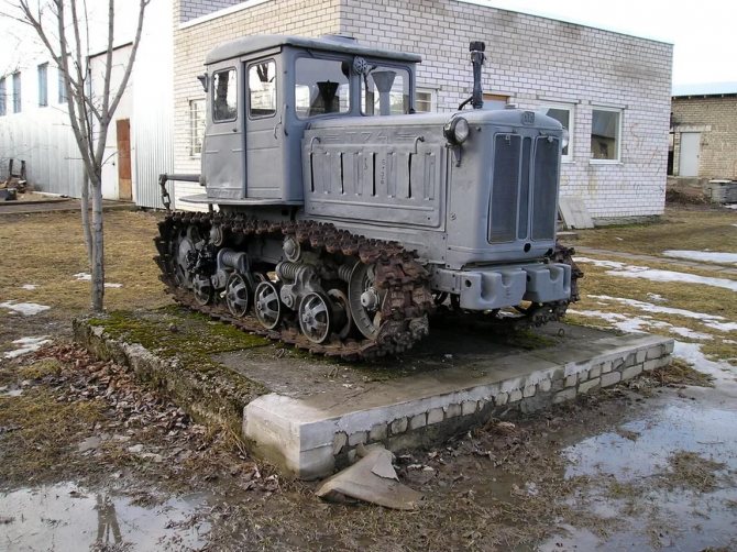 Гусеничный трактор Т-74