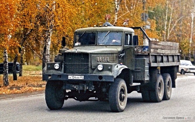 КрАЗ-255Б1, переоборудованный под колёса 12,00-20 с двускатной ошиновкой мостов задней тележки. г. Барнаул, октябрь 2006 г.