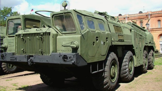 Первое армейское шасси МАЗ-543 с ракетной системой 9К72 (фото автора)