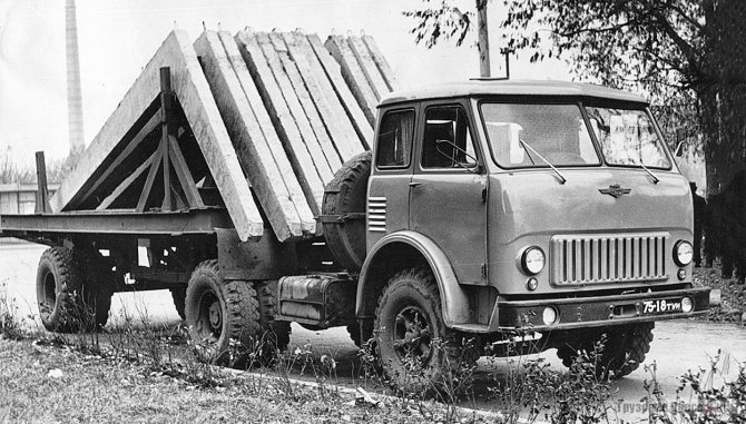 Полуприцеп ПО 14-8 для перевозки полурам Р-10,4 массой 1,05 т в составе с тягачом МАЗ-504 проходил испытания на узловской автобазе в течение 1972 г.