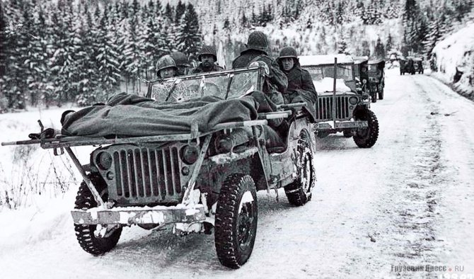 Санитарный Jeep американской армии с носилками поверх капота. Арденны, январь 1944 г.