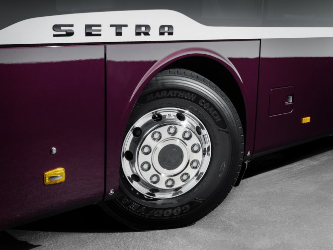 шины автобуса литые диски Setra бензобак автобуса.jpg